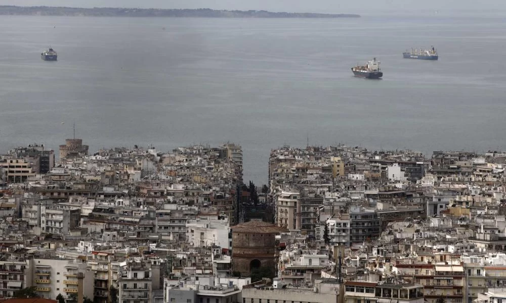 Θεσσαλονίκη: Αναστάτωση στην παραλία - Νόμιζαν ότι έπεσε "ufo" στο Θερμαϊκό